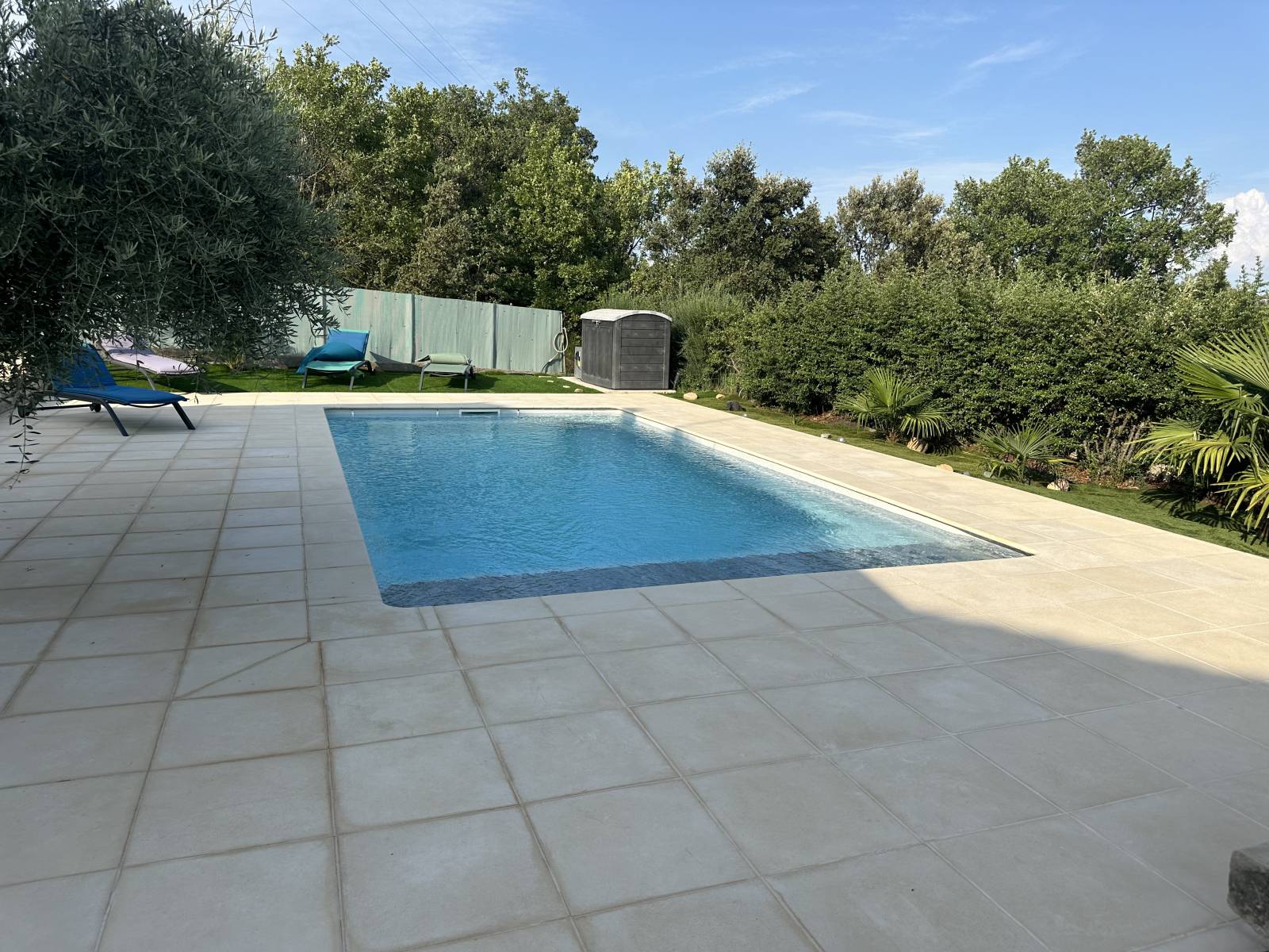 PISCINES IBIZA coque polyester grise à CORBIÈRES